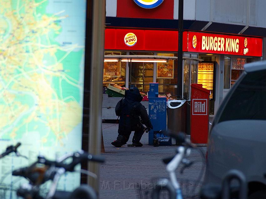 Herrenlose Einkaufstuete gesprengt Koeln Schildergasse P319.JPG